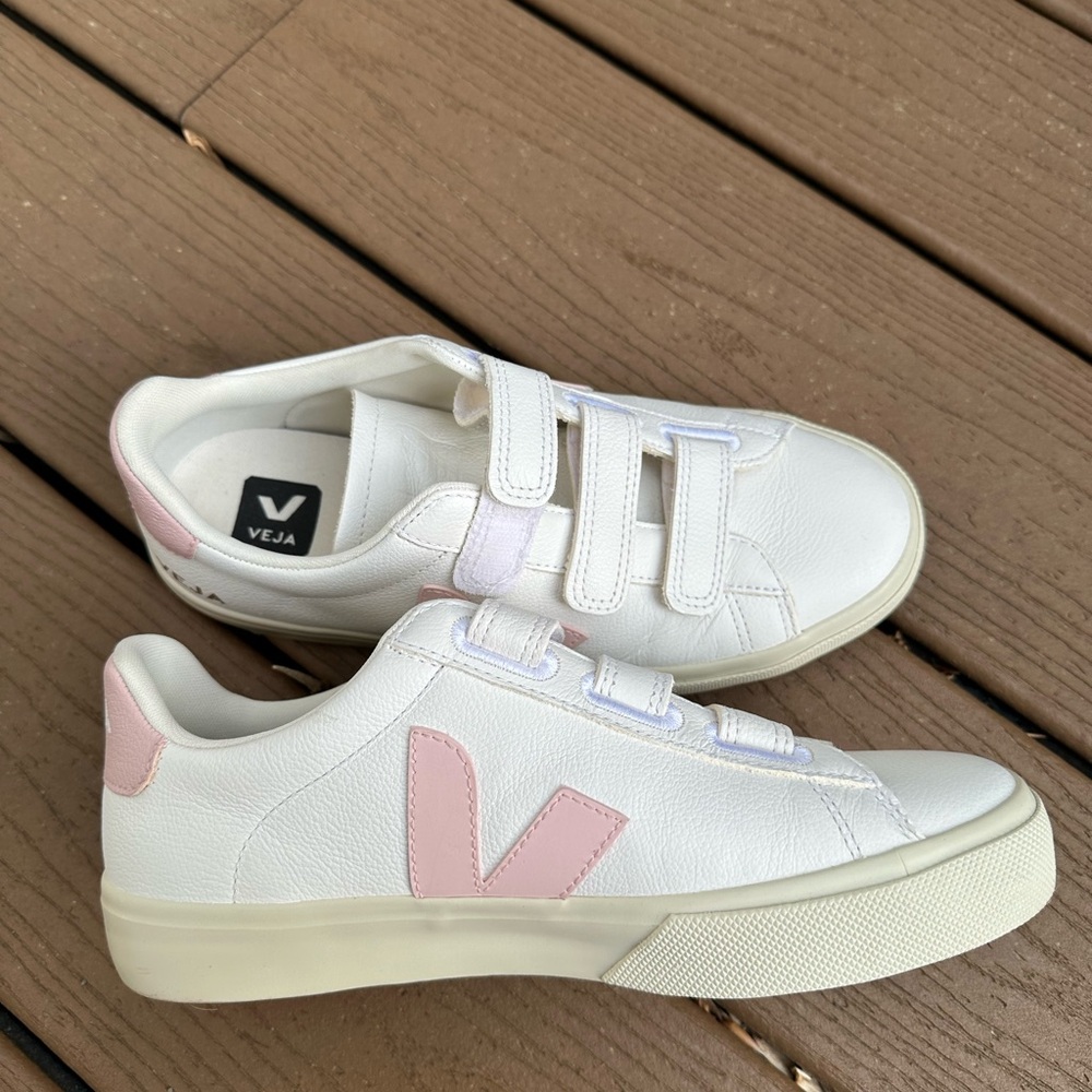 Veja Women’s Recife Logo Sneakers US Size 8 (EUR 39)
